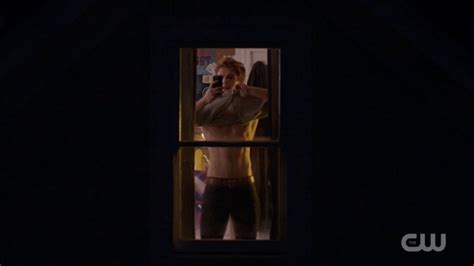 Natty asian cindy starfall fondles crotch. Riverdale, KJ Apa mostra subito i muscoli negli abiti di ...