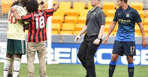 Atacante mario balotelli postou um vídeo onde aparece deitado numa maca e recebendo atacante italiano postou um vídeo onde aparece numa pose bem estranha e ainda brincou com a situação. Mario Balotelli poses for selfie with pitch-invading AC ...