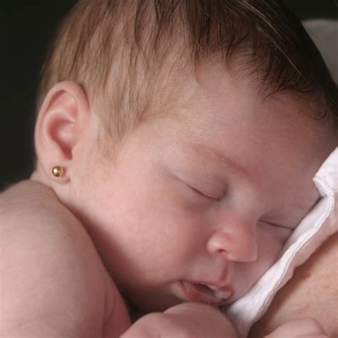 Modèle de bon pour pouvoir. Des parents jugés pour avoir percé les oreilles de leur ...