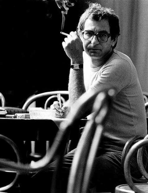 He made a large number of documentaries for television before shooting his first feature film presonel in 1975. Krzysztof Kieślowski | Registi, Cinema, Attori