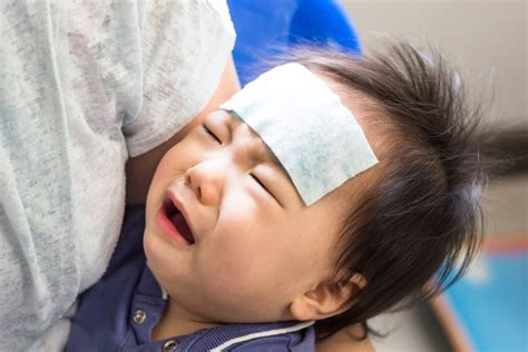 Saat bayi batuk berdahak, posisikanlah kepala bayi atau balita lebih tinggi dari badannya saat tidur di malam hari untuk mencegah hidungnya tersumbat dan menjaga tidurnya tetap nyenyak. 7 Cara Cepat Melegakan Hidung Tersumbat Pada Bayi