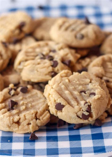 These peanut butter cookies are made with chunky peanut butter. EASY & ADDICTING Mini Peanut Butter Cookies | Lil' Luna