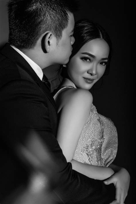 Foto prewedding indoor nggak kalah seru kok dengan foto prewedding outdoor. Foto Prewedding Sederhana Indoor | Prewedmoto