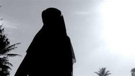 Gambar sketsa wanita berhijab dari samping, sketsa wanita cantik berhijab, sketsa wanita muslimah, gambar sketsa muslimah simple, cara berikut ini adalah beberapa gambar sketsa wanita berhijab. Gambar Siluet Wanita Berhijab - Yang Namanya Lidah Ini ...