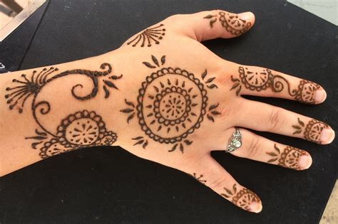 Some may recall beach trips in the summer let's take a look at forty uniquely beautiful henna tattoo designs. Beautiful traditional henna tattoo | Hand henna, Henna ...