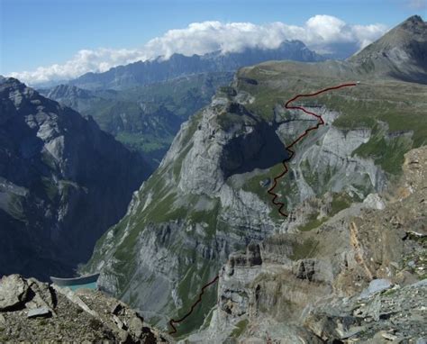 The muttseehütte sac lies on the plateau of hüenderbüel, on the path to the kistenpass. Die Freizeitfreunde