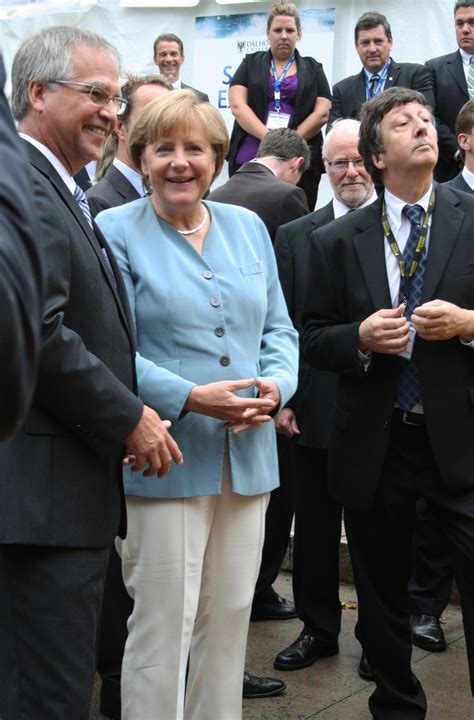 She's consistently worn the same haircut and pantsuit combination for years. est100 一些攝影(some photos): Angela Merkel, diamond-shape ...