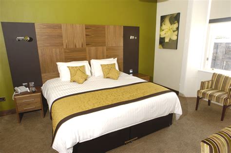The first thing i notice right off the bat is the drapes above the bed. Spacious and bright bedroom with green and gold! Acorn Hotel, Glasgow | Glasgow hotels, Brighter ...
