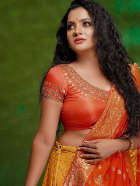 Vijay tv serial actress chitra got big surprise gifts from her fan page admin mullai addicts. VJ Chithra's latest photos in saree wows netizens - Tamil ...