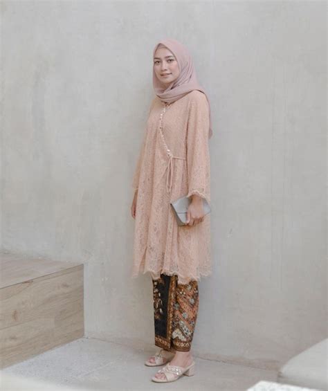 Untuk baju kondangan, anda bisa memilih dress yang lebih simpel seperti ini. 4 Pilihan Kebaya Hijab Brokat Warna Nude dan Kain Batik ...