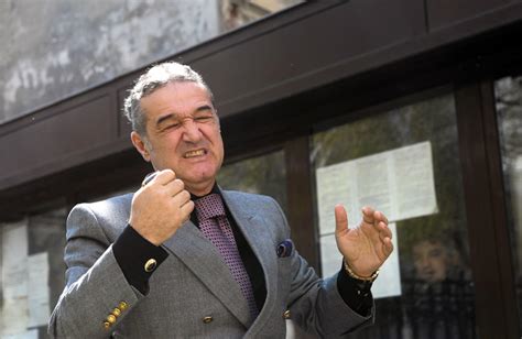 Patronul echipei steaua, gigi becali, fost europarlamentar, este un familist convins şi nu există duminică în care să nu calce pragul unei biserici. Avocatii urcati pe spinarea lui Gigi Becali | national.ro