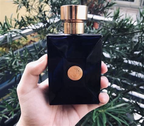 Parfum ini punya aroma wangi yang bisa bertahan lama. 9 Minyak Wangi Lelaki Paling Best & Tahan Lama, Baunya ...