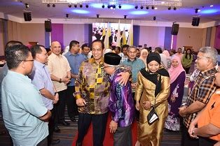 Perak menteri besar ahmad faizal azumu has lost a vote of confidence in the state legislature. YAB Menteri Besar Rakam Penghargaan Terhadap Jasa Dan ...