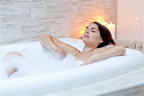 Warum sind alle frauen freizügig? In der Badewanne entspannen - 5 Tipps für die perfekte ...