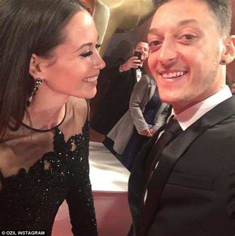 Mesut, ekim ayında başka bir kadına mesaj çekerken mandy'ye yakalanınca terk edilmişti. Arsenal ace Mesut Ozil reunited on the red carpet with singer Mandy Capristo | Daily Mail Online