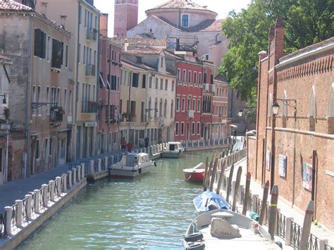 Veneza é um conjunto de 120 ilhas unidas através de pontes. Estação Central: Veneza