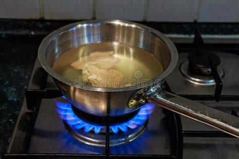 El caldo de pollo es, sin ninguna duda, un alimento básico extraordinario. Cocinar El Caldo De Pollo En Estufa De Gas Foto de archivo ...