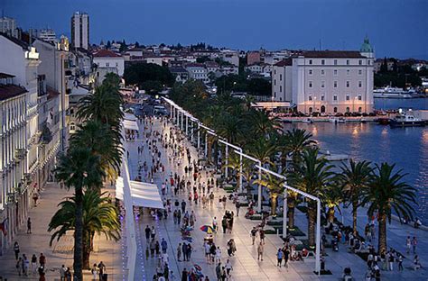 Mezi kaštelským zálivem a splitským průlivem se na malém poloostrově rozkládá split, který je největším městem na chorvatském pobřeží. Split - jižní Dalmácie | Chorvatsko : UvCH.cz Chorvatsko 2021