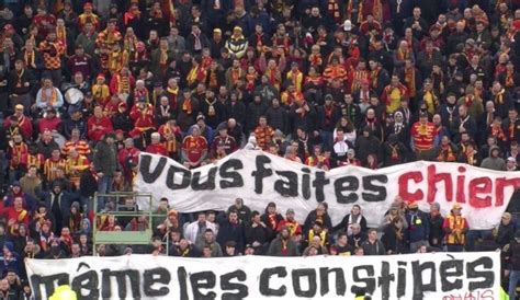 Une rencontre capitale pour les sang et or qui luttent pour une cinquième place et une. RC Lens. 10 banderoles déployées au stade Bollaert face à ...