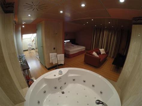 Każda wanna jacuzzi® z hydromasażem została zaprojektowana z myślą o poprawie jakości życia i oferowaniu możliwości skuteczniejszego dbania o własny organizm. Gran Hotel Liber Spa Playa Golf| Hoteles con Jacuzzi en la ...