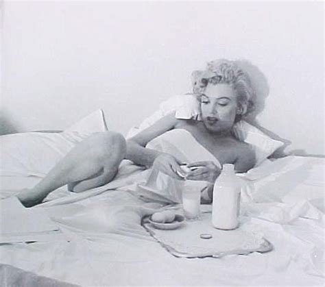 Two hours late, to be exact. Andre De Dienes - Marilyn Monroe Breakfast in Bed -1953 ...