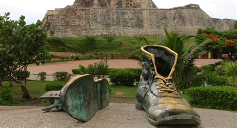 De wikipedia, la enciclopedia libre. Monumento a los Zapatos Viejos, esas cosas que se quieren ...