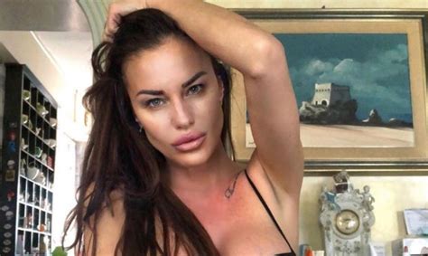 L'affascinante antonella mosetti ha mosso i suoi primi passi nel mondo dello spettacolo con il programma non è la rai. Antonella Mosetti Instagram, provocante anche con le ...