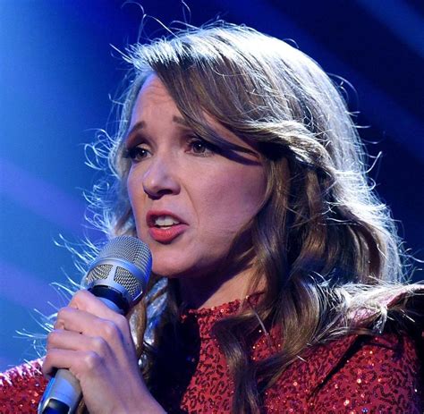 Juli, 22:45 uhr im ersten was wäre die katholische kirche, der älteste. carolin kebekus helene fischer - woodenbild :)