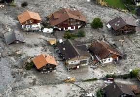 Hochwasser entsteht durch lang anhaltende niederschläge oder starke schneeschmelze. rhetorik.ch aktuell: Reaktion zum Hochwasser in der Schweiz