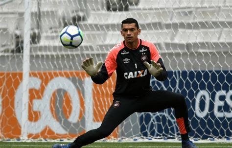 Atuações do goleiro rafael chama a atenção no mercado nacional. Santos quer Furacão aproveitando sequência de jogos na ...