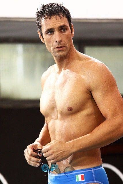 Born and raised in rome, raoul bova finished his compulsory education, completed military service as a sharpshooter, and started a university education before chucking it for a chance at an acting career. Raoul Bova in piscina a Forlì - RomagnaUno