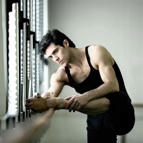 Una collaborazione artistica, un'amicizia tra grandissimi, un incontro casuale a new york? Roberto Bolle: fidanzato, età, altezza, peso, famiglia del ...