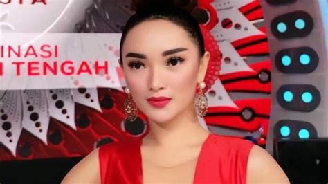 Artis seksi ariel tatum selalu menjadi perbincangan hangat di media sosial. zaskia gotik pake baju ketat sampai kelihatan Full HD ...