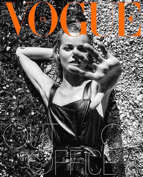 Stává se jí silná a stylová žena, zpěvačka dara rolins. Cover of Vogue Czechoslovakia with Eva Herzigova, January ...