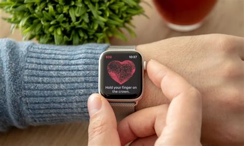 Batuk kering yang dialami orang dengan infeksi virus. Apple Watch Kini Bisa Pantau Reaksi Tubuh Terhadap Gejala ...