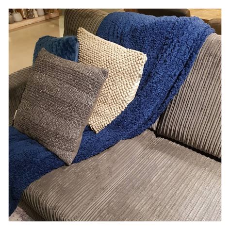 They're small and used for decorative purposes and they can be throw pillows come in a variety of shapes and sizes and there's no standard look for them. De hoekbank Monsego van ribstof is ideaal om in weg te ...