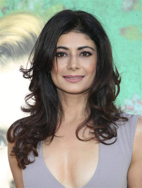 Pooja batra pictures and photos. Pooja Batra pour la premiere de Sharp Objects, nouvelle ...