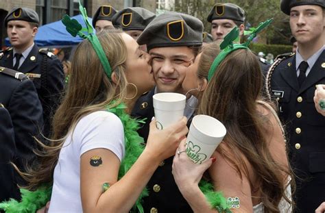 Mit seinem charmanten lächeln erobert der zukünftige könig von großbritannien die herzen, dabei ist seins schon längst vergeben. Weltweit feiern die Iren und Irland-Fans den St. Patrick's ...