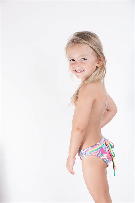 El culetín para niñas es una prenda imprescindible en la moda de baño infantil. belen-zotano-culetin-niña-bikini-original-alta-calidad