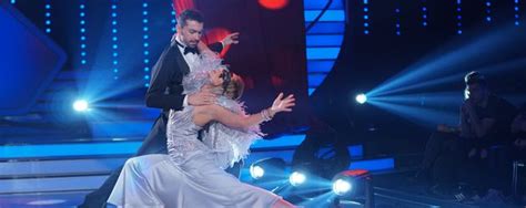 Doch genau darauf hat valentina pahde so gar keine lust. Fast bewusstlos: Valentina fiebert mit Let's-Dance ...