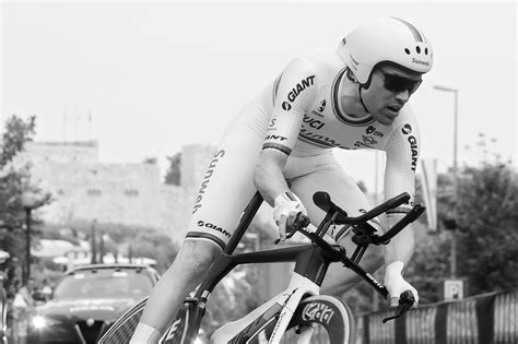 His already enormous popularity reached a new high. Dumoulin wins opening stage of Giro d'Italia, Froome 21st ...