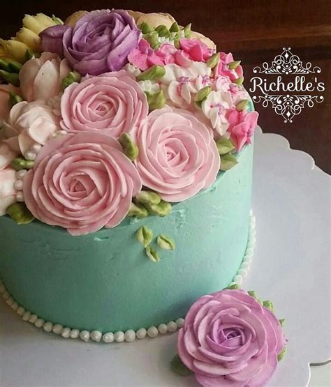 Just a few artfully—and organically—placed flowers can pack a pastel punch on an otherwise white cake. Pin by richelle libunao on Mint base floral cake with ...