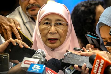 She said that only selangor has been able to amend its laws on child marriages. Wan Azizah to be Malaysia's first woman prime minister