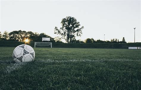 Kies uit live voetbal streams beschikbaar voor tv of neem deel aan een voetbalreis om een wedstrijd live in het stadion te bekijken. Voetbal live score