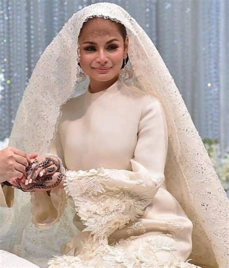 Desain gaun ini membentuk bagian tubuh model baju pengantin satu ini cukup populer di kalangan banyak wanita. Kilauan Veil Pengantin Terkini | MyBaju Blog