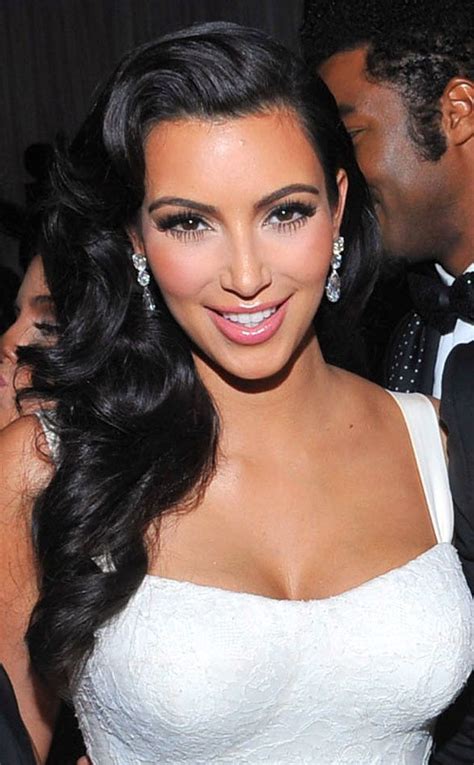 Estilo kardashian kim kardashian makeup looks kardashian style kardashian fashion kardashian latest bun hairstyles wedding hairstyles updo hairstyle beauty makeup. Kim's Elegant Wedding Locks from Kardashians' Best Hair ...