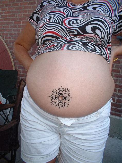 Mothers around the world choose to get their belly henna during the last months of pregnancy, at their blessingway, baby shower, for photoshoot session or at a private appointment as a way to relax and be pampered before baby's arrival. Henna Tattoo On My Pregnant Belly (With images) | Belly ...