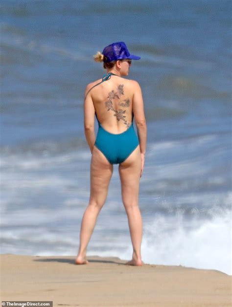 Scarlett johansson shows off her tattoos at the marvel studios panel. Scarlett Johansson flaunts her beach body and back tattoos ...