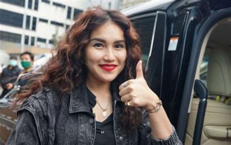 Sambil tertawa, ayu ting ting langsung menghampiri ivan gunawan dan kemudian memberikan pelukan. Ini Penampilan Ayu Ting Ting dengan Rambut Keriting ...