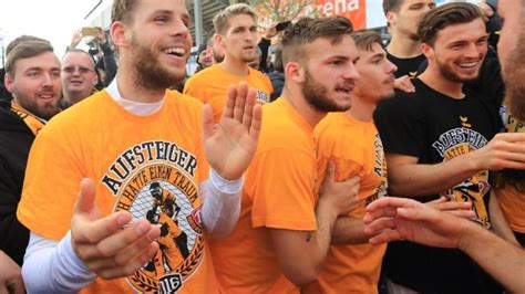 Während die spieler im stadion gegen türkgücü münchen einen ungefährdeten 4. Dynamo Dresden: Aufstieg und Ausschreitungen: Dynamo ...